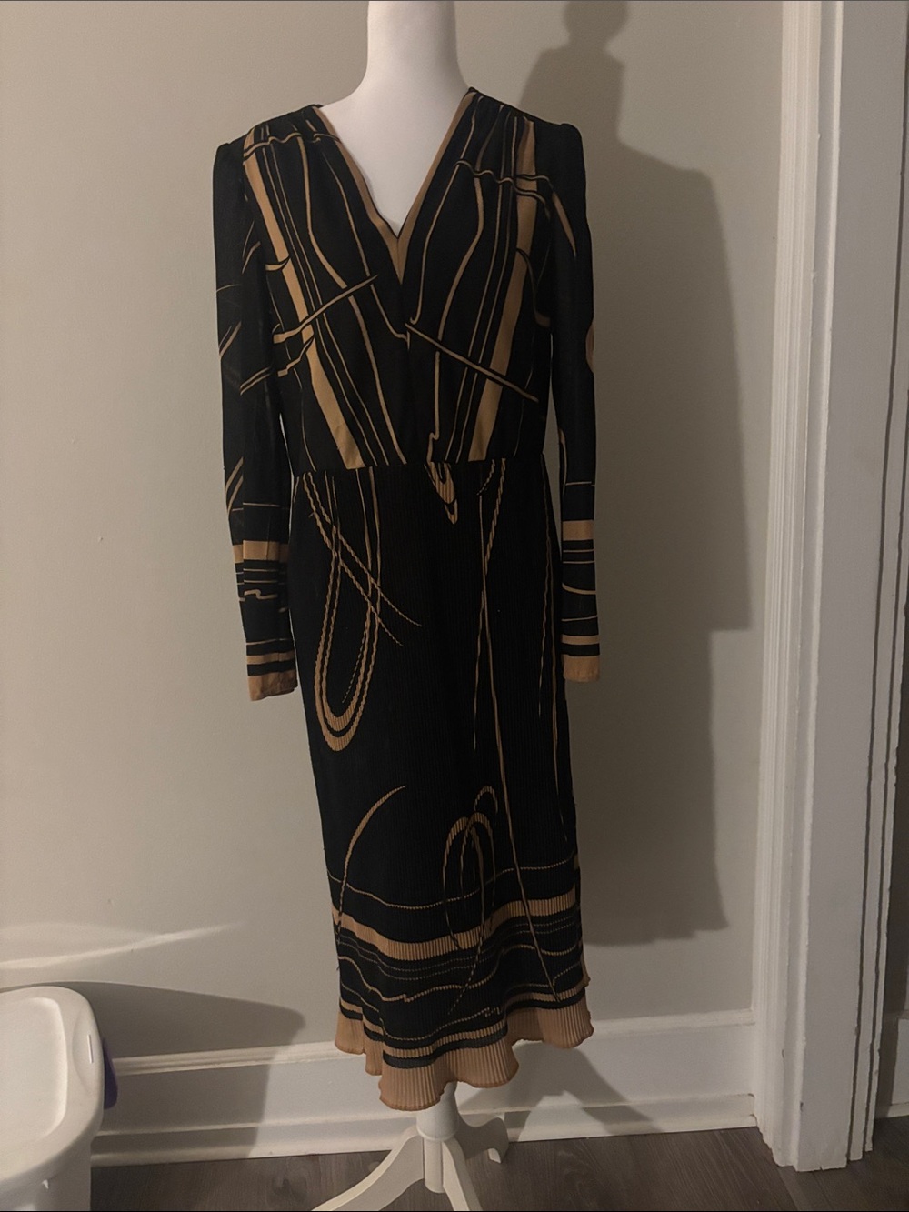 Black & Tan Long Sleeve V-Neck Midi Dress